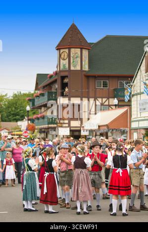 Les enfants en costumes traditionnels allemands effectuant les frère et soeur de la danse dans le cadre de la 45e Mt. Angel Oktoberfest, Mt. Angel, comté de Marion, ou Banque D'Images