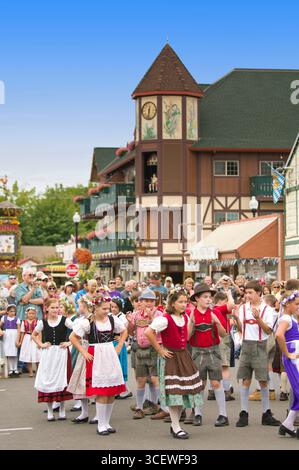 Les enfants en costumes traditionnels allemands effectuant les frère et soeur de la danse dans le cadre de la 45e Mt. Angel Oktoberfest, Mt. Angel, comté de Marion, ou Banque D'Images