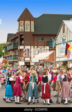 Les enfants en costumes traditionnels allemands effectuant les frère et soeur de la danse dans le cadre de la 45e Mt. Angel Oktoberfest, Mt. Angel, comté de Marion, ou Banque D'Images