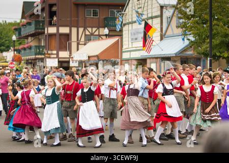Les enfants en costumes germaniques traditionnels interprétant la danse frère et sœur au 45e Mt. Angel Oktoberfest, Mt. Angel, Oregon Banque D'Images