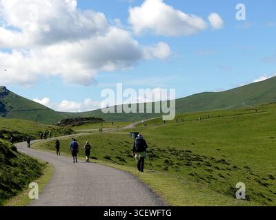Pèlerins marchant sur la route Napoléon dans les Pyrénées, Camino Francés, Camino de Santiago Banque D'Images