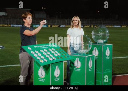Dortmund, Allemagne. 19 août 2025. Dortmund, Allemagne, le 19 août 2025 Maren Meinert (à gauche) et Turid Knaak lors du match nul du premier tour principal du match des play offs DFB-Pokal opposant Borussia Dortmund et Borussia Mönchengladbach au Stadion Rote Erde, à Dortmund, en Allemagne. (Gabor Baumgarten/SPP) crédit : SPP Sport Press photo. /Alamy Live News Banque D'Images
