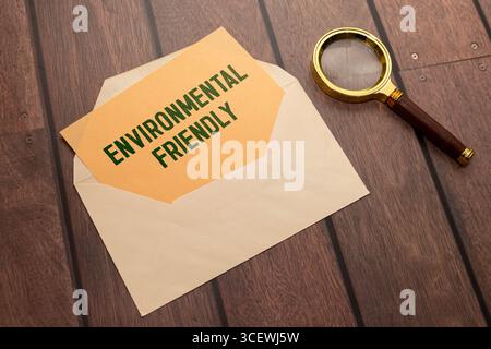 message de signe respectueux de l'environnement sur un panneau en bois et une plante verte - l'image est isolée sur un fond blanc Banque D'Images