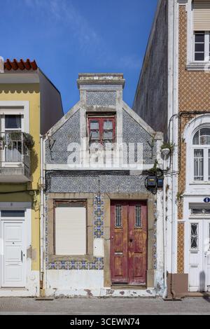 Bâtiment traditionnel portugais avec la façade couverte de tuiles azulejo, Aveiro, Portugal Banque D'Images
