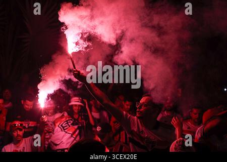 Sao Paulo, Brésil. 19 août 2025. Les fans de São Paulo célèbrent l’arrivée du bus de l’équipe avant le match contre l’Atlético Nacional dans la deuxième manche de la manche des 16 de la CONMEBOL Libertadores Cup, au stade Morumbis, dans le sud de São Paulo, ce mardi 19. Crédit : Brazil photo Press/Alamy Live News Banque D'Images