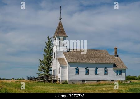 Ciel bleu au-dessus de l'église luthérienne de Zion au sud de Kyle, Saskatchewan Banque D'Images