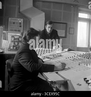 Répartiteurs au pupitre de contrôle du trafic ferroviaire au poste de contrôle centralisé du trafic (CTC) de la gare de Sloviansk, RSS d'Ukraine, années 1970 — travail intellectuel sur le chemin de fer pacifique de Donetsk Banque D'Images