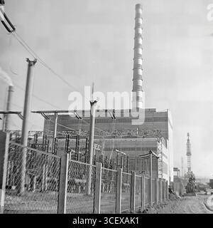 Une vue générale de la centrale thermique de Sloviansk (GRES) et de son aiguillage à Mykolaivka, RSS d'Ukraine, années 1970 — un symbole monumental de la puissance énergétique du Donbass pacifique Banque D'Images