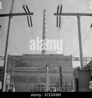 Une vue générale de la centrale thermique de Sloviansk (GRES) et de son aiguillage à Mykolaivka, RSS d'Ukraine, années 1970 — un symbole monumental de la puissance énergétique du Donbass pacifique Banque D'Images