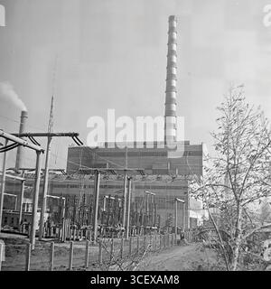 Une vue générale de la centrale thermique de Sloviansk (GRES) et de son aiguillage à Mykolaivka, RSS d'Ukraine, années 1970 — un symbole monumental de la puissance énergétique du Donbass pacifique Banque D'Images