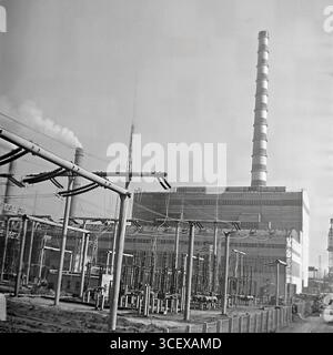 Une vue générale de la centrale thermique de Sloviansk (GRES) et de son aiguillage à Mykolaivka, RSS d'Ukraine, années 1970 — un symbole monumental de la puissance énergétique du Donbass pacifique Banque D'Images