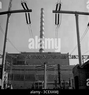 Une vue générale de la centrale thermique de Sloviansk (GRES) et de son aiguillage à Mykolaivka, RSS d'Ukraine, années 1970 — un symbole monumental de la puissance énergétique du Donbass pacifique Banque D'Images