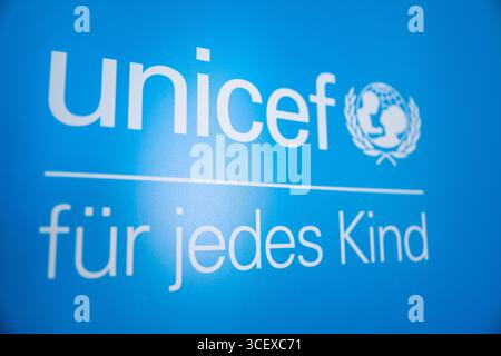 Berlin, Allemagne. 19 août 2025. Dans un bureau de l'UNICEF, il y a un affichage avec le logo de l'UNICEF. Crédit : Christophe Gateau/dpa/Alamy Live News Banque D'Images