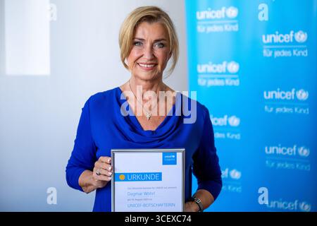Berlin, Allemagne. 19 août 2025. Dagmar Wöhrl, entrepreneure, détient un certificat pour sa nomination en tant qu’ambassadrice de l’UNICEF. Crédit : Christophe Gateau/dpa/Alamy Live News Banque D'Images