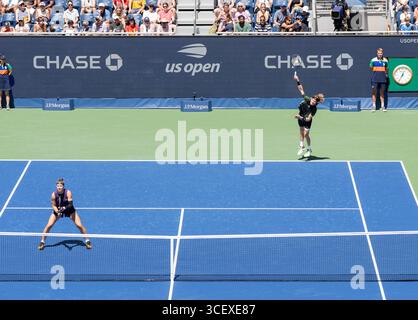 Andrey Rublev sert lors de la 1ère manche de l'US Open Championship en double mixte avec Karolina Muchova de la République tchèque contre venus Williams des États-Unis et Reilly Opelka des États-Unis au USTA Billie Jean King National Tennis Center à New York, NY le 19 août 2025. Muchova/Rublev a gagné en deux sets. Banque D'Images