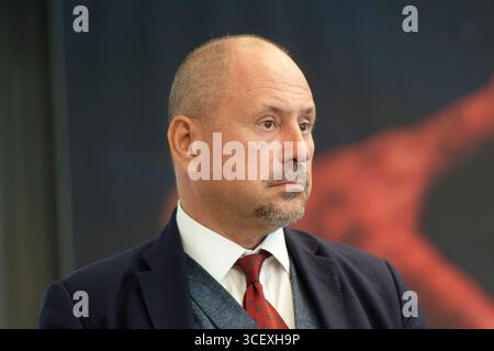 Vienne, Autriche. 18 août 2025. L'éditeur Wolfgang Dvorak stocker lors du lancement du livre « Merkel's Work – Our Downfall » à Vienne Banque D'Images