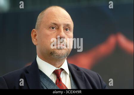 Vienne, Autriche. 18 août 2025. L'éditeur Wolfgang Dvorak stocker lors du lancement du livre « Merkel's Work – Our Downfall » à Vienne Banque D'Images