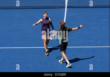 New York, États-Unis. 19 août 2025. Karolina Muchova de la République tchèque et Andrey Rublev célèbrent leur victoire lors de la 1ère manche du championnat américain de double mixte contre venus Williams des États-Unis et Reilly Opelka des États-Unis au Centre national de Tennis de l'USTA Billie Jean King à New York, NY, le 19 août 2025. Muchova/Rublev a gagné en deux sets. (Photo de Lev Radin/Sipa USA) crédit : Sipa USA/Alamy Live News Banque D'Images