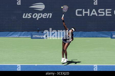 New York, États-Unis. 19 août 2025. Venus Williams des États-Unis sert lors de la 1ère manche du championnat américain de double mixte avec Reilly Opelka des États-Unis contre Karolina Muchova de la République tchèque et Andrey Rublev au USTA Billie Jean King National Tennis Center à New York, NY le 19 août 2025. Muchova/Rublev a gagné en deux sets. (Photo de Lev Radin/Sipa USA) crédit : Sipa USA/Alamy Live News Banque D'Images