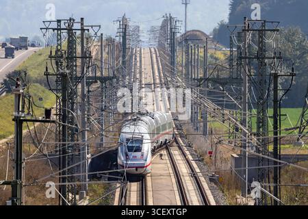 Neubaustrecke der Bahn von Wendlingen nach Ulm. Streckenabschnitt BEI Kirchheim unter Teck mit ICE. // 20.09.2024 : Weilheim/Teck, Bade-Württemberg, Deutschland, Europa *** Nouvelle ligne de chemin de fer de Wendlingen à Ulm près de Kirchheim unter Teck avec ICE 20 09 2024 Weilheim Teck, Bade-Württemberg, Allemagne, Europe Banque D'Images