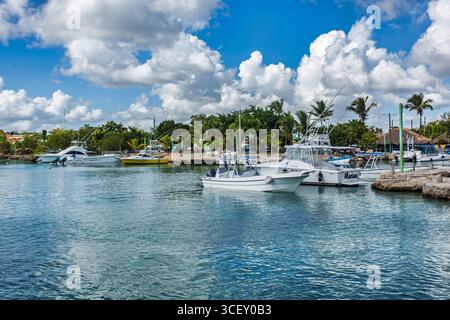 Bayahibe, république dominicaine 19 août 2025 : bateaux blancs amarrant à l'embarcadère de bayahibe, république dominicaine, par une belle journée ensoleillée avec cumulus cl Banque D'Images