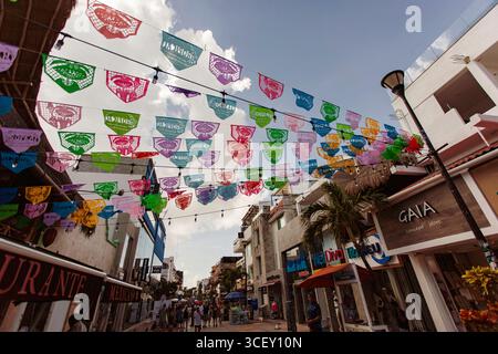 Playa del carmen, mexique 20 août 2025 : des bannières colorées de papel picado illuminent la cinquième avenue animée de playa del carmen, riviera maya Banque D'Images