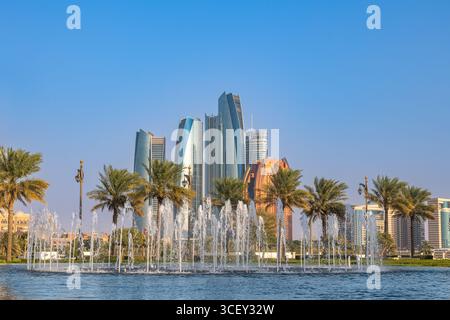 Abu Dhabi, eau - 28 février 2023 : tours Etihad avec fontaine au premier plan. Etihad Towers sont un groupe de cinq bâtiments pour bureaux, appartements et th Banque D'Images