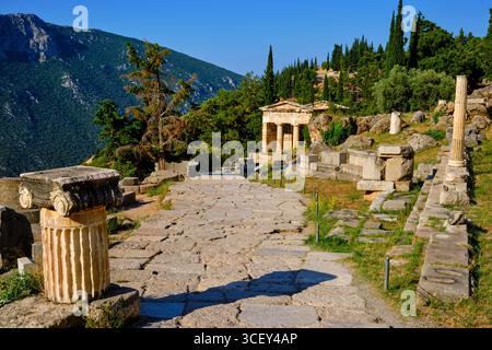 Grèce, Phocis, Delphes, site du patrimoine mondial de l'UNESCO, Sanctuaire d'Apollon, la voie sacrée, le Portique des Athéniens et le Trésor athénien Banque D'Images