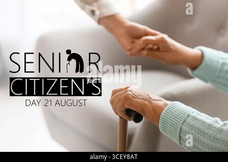 Femme aînée et fille se tenant la main à la maison. Journée des seniors Banque D'Images