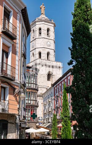 Valladolid, Espagne – vue du clocher de la cathédrale notre-Dame de l'Assomption sous un ciel dégagé. Banque D'Images