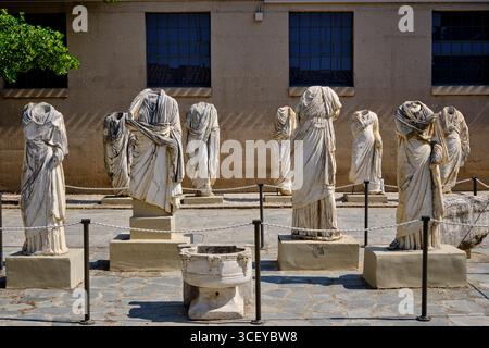 Grèce, Péloponnèse, Corinthe, Corinthe antique, statue dans la cour du Musée archéologique Banque D'Images