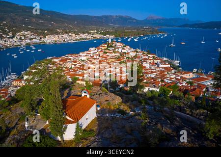 Grèce, région du Péloponnèse, îles Saroniques, vue aérienne de l'île de Poros Banque D'Images