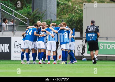 Lyngby, Danemark. 19 août 2025. Les joueurs de Lyngby BK s'unissent lors du match de Betinia Liga entre Lyngby BK et Hilleroed au Lyngby Stadion à Lyngby. Crédit : Gonzales photo/Alamy Live News Banque D'Images