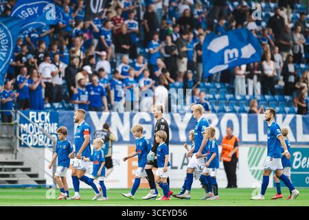 Lyngby, Danemark. 19 août 2025. Les joueurs de Lyngby BK entrent sur le terrain pour le match de Betinia Liga entre Lyngby BK et Hilleroed au Lyngby Stadion à Lyngby. Crédit : Gonzales photo/Alamy Live News Banque D'Images