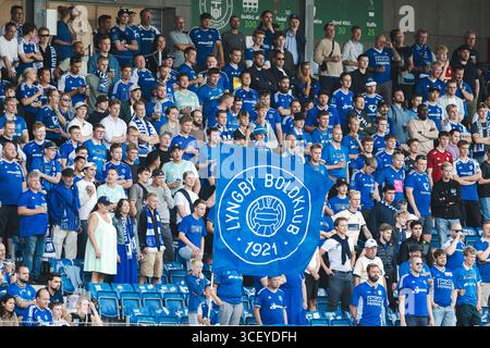 Lyngby, Danemark. 19 août 2025. Les fans de football de Lyngby BK vus sur les gradins lors du match de Betinia Liga entre Lyngby BK et Hilleroed au Lyngby Stadion à Lyngby. Crédit : Gonzales photo/Alamy Live News Banque D'Images