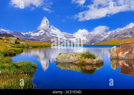 Zermatt, Suisse. Matterhorn peak reflété dans le lac Stellisee, Canton du Valais. Banque D'Images