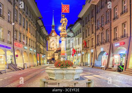 Berne, Suisse - 17 août 2017 : Zytglogge (Tour de l'horloge) et Schützenbrunnen (fontaine de tireur, Marktgasse) sur la rue Kramgasse dans la vieille ville. Banque D'Images