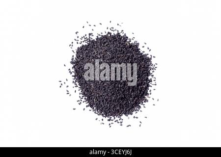 Kalonji Seeds pile sur fond blanc. Vue grand angle. Banque D'Images