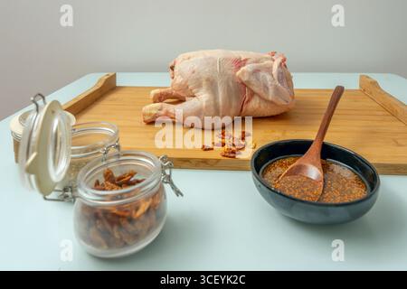 Ailes de poulet crues dans une sauce soja et une marinade au gingembre, superposées pour la friture à l'air libre Banque D'Images