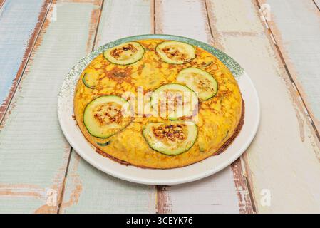 Omelette de pomme de terre avec des morceaux épais de pomme de terre, d'abord cuits à feu doux pour obtenir une texture crémeuse Banque D'Images