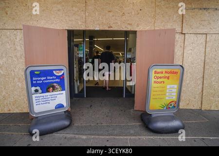 Londres, Royaume-Uni 20 août 2025. Un supermarché Tesco sur la route de Portobello est embarqué pour le prochain Carnaval de Notting Hill car plus de 1 million de fêtards sont attendus pour participer au festival de rue pendant le week-end de vacances qui célèbre la culture des Caraïbes. Amer Ghazzal/Alamy Live News Banque D'Images
