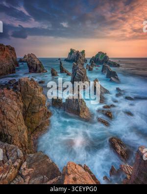 Shark Tooth Beach est un joyau caché situé à Lampung, en Indonésie. Cette magnifique plage est célèbre pour ses formations rocheuses uniques Banque D'Images
