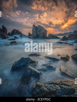 Shark Tooth Beach est un joyau caché situé à Lampung, en Indonésie. Cette magnifique plage est célèbre pour ses formations rocheuses uniques Banque D'Images