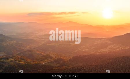 Panorama du coucher du soleil sur les collines et les silhouettes de montagne Banque D'Images