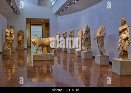 Grèce, Péloponnèse, Olympia, Musée archéologique, salle d'art romaine, taureau de marbre au centre, 150 av. J.-C. Banque D'Images