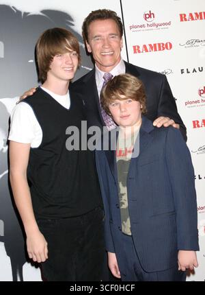 Arnold Schwarzenegger et ses fils Patrick et Christopher lors de la première mondiale de 'Rambo' au Planet Hollywood Hotel and Casino de Las Vegas - 24 janvier 2008 Banque D'Images