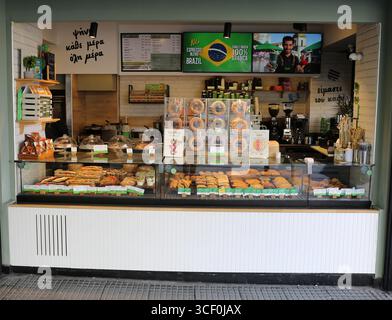 Thessalonique, Grèce-23 avril 2025 : Café avec pâtisseries grecques, sandwichs et choix de café à vendre Banque D'Images