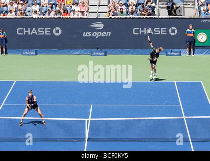 New York, États-Unis. 19 août 2025. Andrey Rublev sert lors de la 1ère manche de l'US Open Championship en double mixte avec Karolina Muchova de la République tchèque contre venus Williams des États-Unis et Reilly Opelka des États-Unis au USTA Billie Jean King National Tennis Center à New York, NY le 19 août 2025. Muchova/Rublev a gagné en deux sets. (Photo de Lev Radin/Pacific Press) crédit : Pacific Press Media production Corp./Alamy Live News Banque D'Images