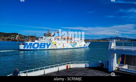 Le ferry Moby Lines sort du port. Au premier plan - mer bleue et un autre ferry. 14 septembre 2025. Livourne, Italie. Banque D'Images