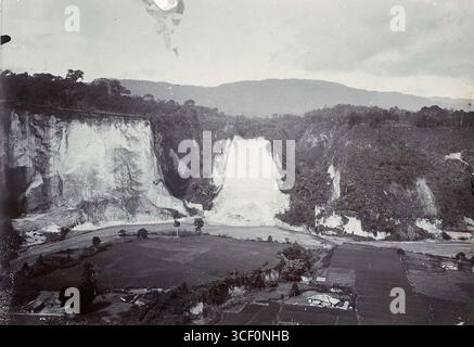 Cette photographie, prise entre 1910 et 1950, montre le Karbouwengat près du Fort de Kock. Il capture le paysage et les caractéristiques géographiques de la région du début au milieu du XXe siècle. Banque D'Images